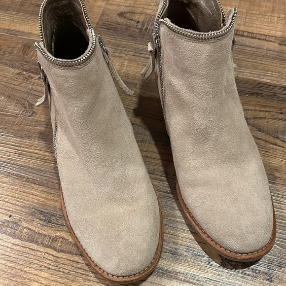 Tan suede booties - Picture 2 of 6